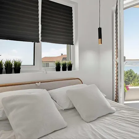 Апартамент Cozy Sea View - Pool, Gym & Parking Бяла