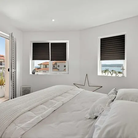Cozy Sea View - Pool, Gym & Parking *