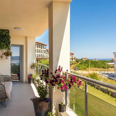 Апартамент Cozy Sea View - Pool, Gym & Parking Бяла